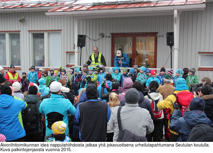 Aivoriihitoimikunnan idea nappulahiihdoista jatkaa yh jokavuotisena urheilutapahtumana Seutulan koululla. Kuva palkintojenjaosta vuonna 2015.